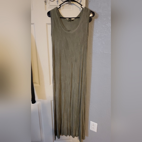 Dresses - Picture 6 of 7